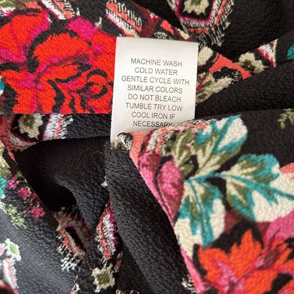 C Floral Blouse with Lace Detailing - Picture 11 of 11